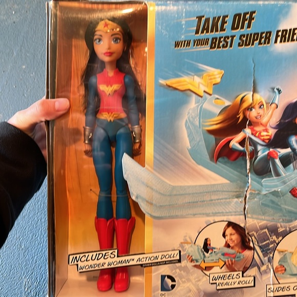 DC superhero Wonder Woman and Invisible Jet - Picture 2 of 4